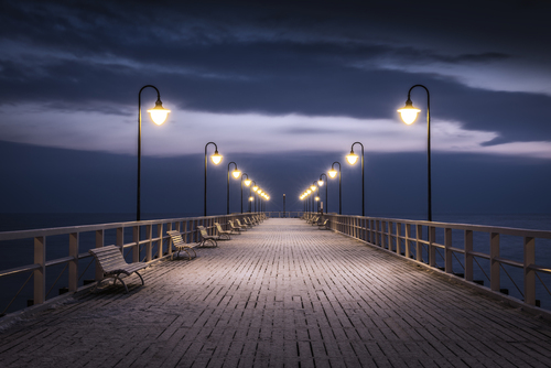 Klimatyczne molo w Gdyńskim Orłowie podczas grudniowej niebieskiej godziny