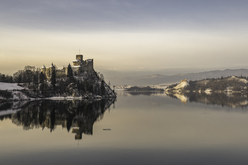 Panorama z zapory na jezioro czorsztyńskie, Zamek Dunajec w Niedzicy i zamek Czorsztyn po prawej