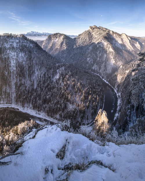 Kadr z zimowego pleneru na Sokolicy w Pieninach Właściwych, tuż pod urwiskiem widoczna mała Turnia - to Głowa Cukru, przełom Dunajca i Tatry