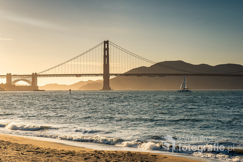 Słynny most Golden Gate podczas złotej godziny- widok z plaży Crissy Field w San Francisco. 