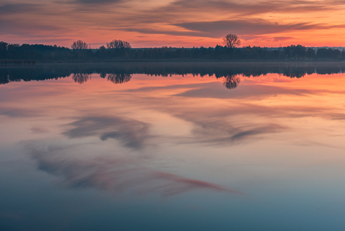 piękne kolory nieba odbite w wodach jeziora Łąckiego Dużego podczas zachodu słońca