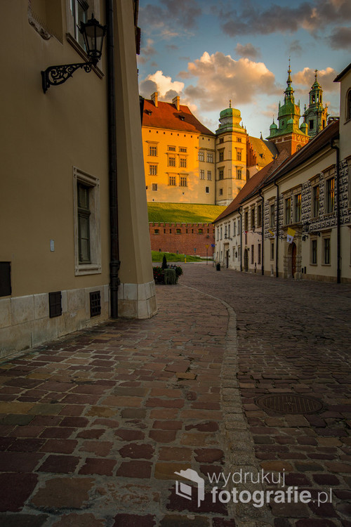 Fotografia przedstawia słynną ulicę Kanoniczą w Krakowie z widokiem na Wawel .