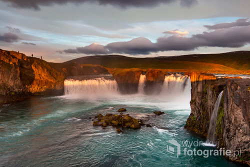 Zdjęcie przedstawia wodospad Godafoss na Islandii.