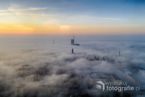 Miasto w porannej mgle o wschodzie słońca