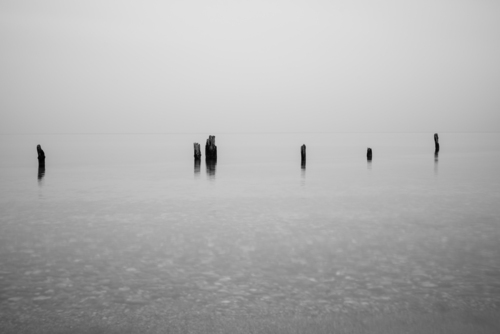 Fotografia przedstawia pozostałości starego mola, lub pomostu w Mechelinkach. Zdjęcie wykonałem w listopadzie przy mglistej pogodzie.