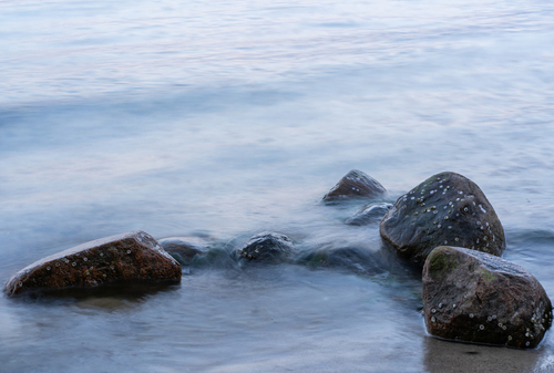 Zdjęcie przedstawia kamienie na plaży w zatoce Puckiej. 