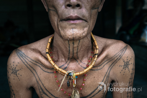 Plemię Mentawai zamieszkuję wyspę Siberut niedaleko Sumatry w Indonezji.  
