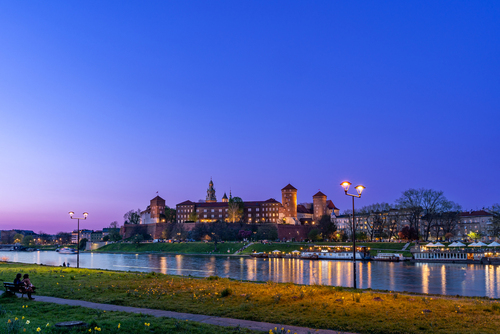 Zachód słońca w Krakowie nad Wisłą z widokiem na Wawel