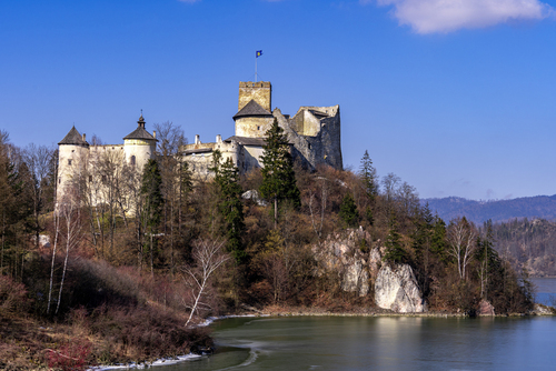 Zamek w Niedzicy nad zalewem Czorsztyńskim