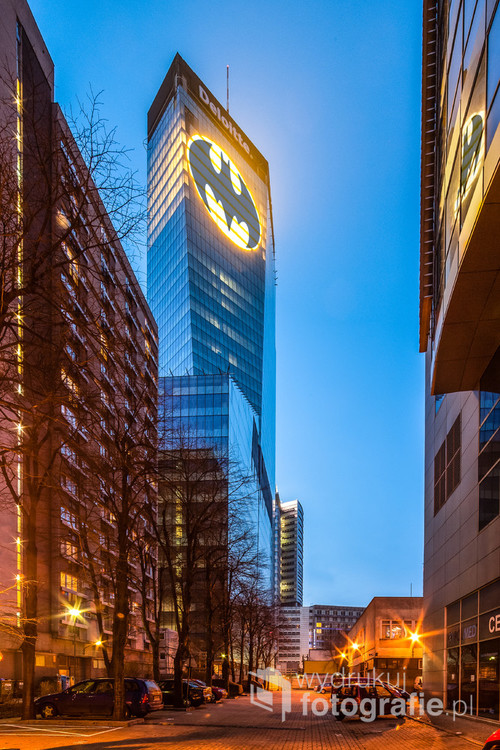 Znak Batmana wyświetlony na warszawskim wieżowcu Q22.
