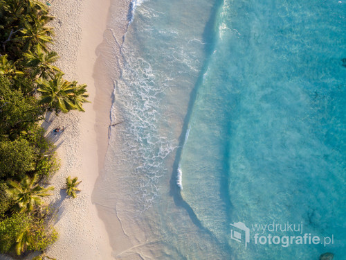 Plaża Anse Georgette na Seszelach fotografowana dronem. 
