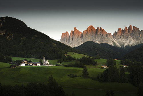Ostatnie promienie słońca uchwycone we włoskich Alpach.