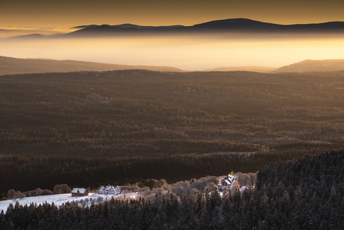 Zimowy wschód słońca uchwycony w górach Orlickich.