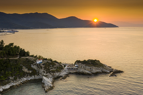 Zachód słońca wykonany z dron na greckiej wyspie Thassos