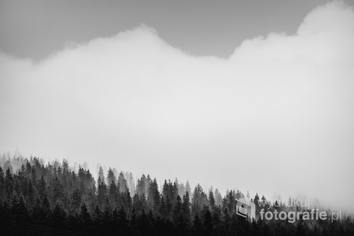 Zdjęcie wykonane wczesną jesienią ze schroniska na Szrenicy. W rolach głównych - chmury i drzewostan. W roli drugoplanowej - linie niskiego napiecia.