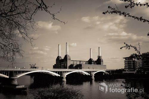 Ikoniczna elektrownia Battersea, na długo przed tym, jak pozbawiono ją kominów - w roku 2009. Dostępna również wersja pionowa zdjęcia.