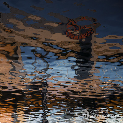 Zdjęcie zostało wykonane w Grudniu 2014. Jest to odbicie pływającego obiektu na jeziorze w Ostródzie.