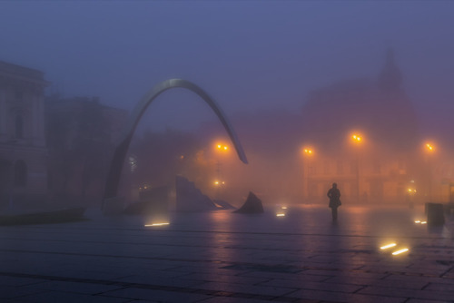 Zdjęcie wykonałam wczesnym mglistym rankiem. Jeszcze świeciły się lampy i latarnie. Na zdjęciu jest pomnik Ryszarda Kuklińskiego na Placu Jana Nowaka - Jeziorańskiego w Krakowie.
