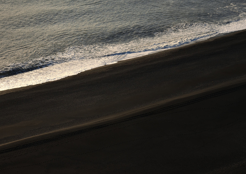 Czarna plaża The Endless Black Beach na Islandii. 