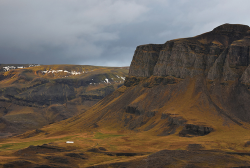 Islandzki pejzaż w okolicach Kjósarhreppur. Moją uwagę przykuł biały budynek u podnóża skał, który podkreśla ich wielkość i monumentalność.