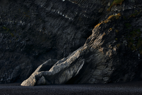 Bazaltowe formacje skalne na czarnej plaży Reynisfjara, w pobliżu Vik na Islandii.
