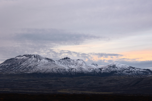 Islandzki, jesienny pejzaż z ośnieżonymi szczytami.
