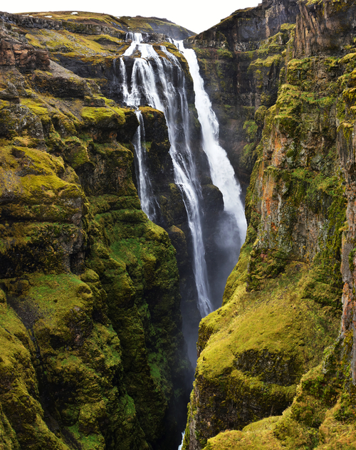 Jesienny pejzaż z majestatycznym wodospadem Glymur na Islandii