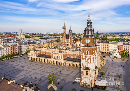Krakowski rynek uchwycony popołudniową porą w czasie panującej epidemii 