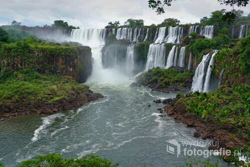 Jeden z siedmiu nowych cudów natury, absolutnie oszałamiający wodospad na rzece Iguazú widziany od strony argentyńskiej.