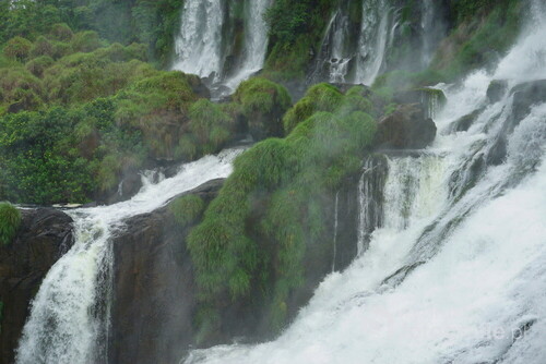 Jeden z siedmiu nowych cudów natury, absolutnie oszałamiający wodospad na rzece Iguazú widziany od strony argentyńskiej.