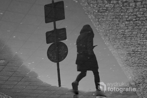 Jedno z wielu wyjść na ulicę w Gdańsku i poszukiwanie ciekawych zdarzeń. Fotografia nagrodzona w konkursie street photo organizowanym przez Akademię Nikona. 