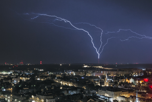 Burza nad Katowicami. Uchwycony piorun uderzający w maszt radiowo telewizyjny w Mysłowicach. Zdjęcie zrobione z dachu Altusa.