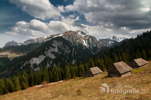 Polana na Stołach w Dolinie Kościeliskiej w Tatrach Zachodnich wyróżnia się nietypowym widokiem na Giewont i piękną eksopzycją na urwiste zachodnie stoki Czerwonych Wierchów.