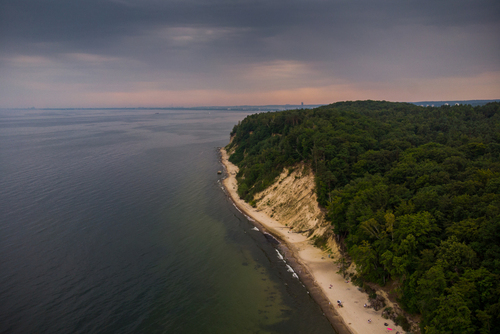 Fotografia z drona ukazuje plaże i klif Redłowski w Gdynii