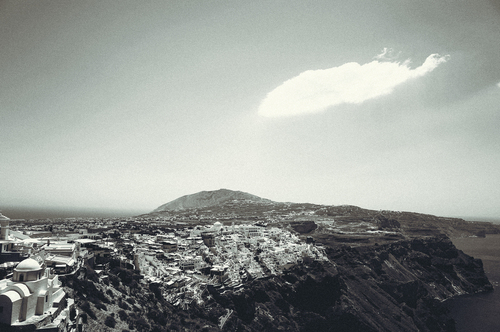 Jeden z kilkunastu kadrów z prywatnej podróży na Santorini w 2016 roku. Tutaj eksploracja perspektywy na wzgórza. Projekt w całości opublikowany na mojej stronie internetowej.

Przewiduję również sprzedaż 20 limitowanych, sygnowanych wersji wydruku autorskiego w 3 seriach odpowiadających 3 różnym rozmiarom. Zainteresowanych zachęcam do kontaktu.

Dziękuję i pozdrawiam.
Mariusz Nawrocki