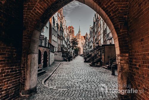 Zdjęcie wykonane z bramy na piękną uliczkę Gdańska o 7ej rano.