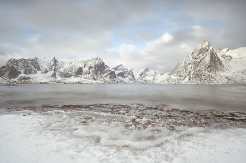 Zdjęcie powstało podczas marcowej foto wyprawy na Lofoty. Warunki były ekstremalne do fotografii krajobrazu. Niska temperatura, wiatr, deszcz i śnieg utrudniały pracę. Lofoty, Norwegia

Fotografia wyróżniona w międzynarodowym konkursie fotograficznym 