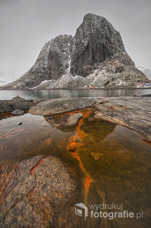 Zdjęcie powstało podczas marcowej foto wyprawy na Lofoty. Rdzawy kolor to nic innego, jak zardzewiałe gwoździe. Warunki były ekstremalne do fotografii krajobrazu. Niska temperatura, wiatr, deszcz i śnieg utrudniały pracę. Lofoty, Norwegia

Fotografia wyróżniona w międzynarodowym konkursie fotograficznym 