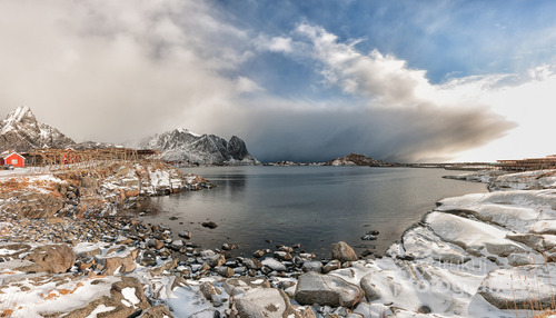 Zdjęcie powstało podczas marcowej foto wyprawy na Lofoty. Warunki były ekstremalne do fotografii krajobrazu. Niska temperatura, wiatr, deszcz i śnieg utrudniały pracę. Lofoty, Norwegia