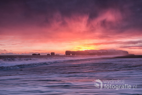 Zachód Słońca na Reynisfjara Beach, Islandia