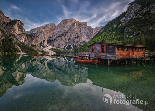 Lago di Braies - jezioro we Włoszech, położone w Dolomitach w dolinie Pustertal.
