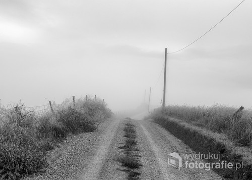 Zdjęcie wykonane podczas jednej z foto wypraw do mojego ulubionego kawałka ziemi - Toskanii. Wyjechałem zrobić zdjęcia mgieł i stanąłem jak wmurowany widząc taki widok. Tajemnica, niepewność, strach...