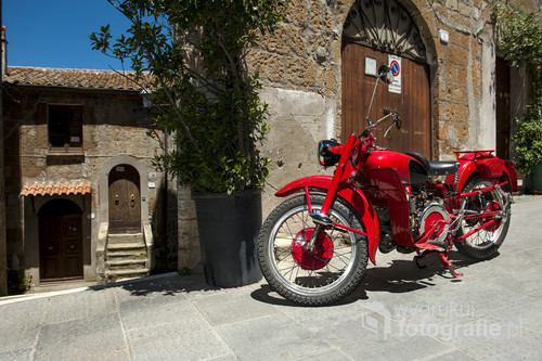 Czerwony retro motocykl. Obiekt pożądania wielu miłośników motoryzacji. Klasyk i piękna ozdoba.