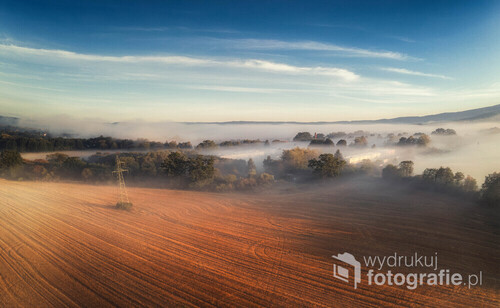 Zdjęcie z drona, wczesny poranek i wszystko jeszcze przykryte kołderką z mgły