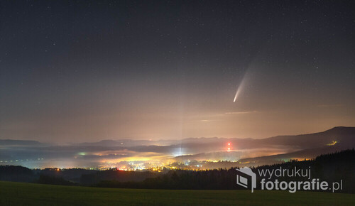 Piękna kometa która umilała nam widoki nocnego nieba widoczna nad moim rodzinnym miastem Kudowa Zdrój