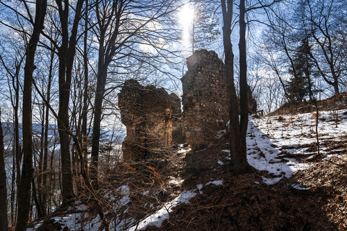 Ruiny zamku Sobień w Załużu oświetlone promieniami słońca. 