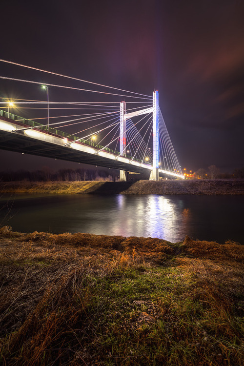 Brama Przemyska. Oświetlony nocą most 
w Przemyślu nad rzeką San.