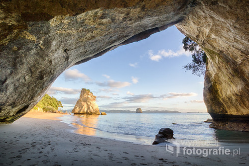 Cathedral Cove, Nowa Zelandia. Jama w skale na półwyspie Coromandel na północnej wyspie Nowej Zelandii. W miejscu tym kręcono sceny do 