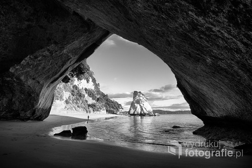 Cathedral Cove, Nowa Zelandia. Jama w skale na półwyspie Coromandel na północnej wyspie Nowej Zelandii. W miejscu tym kręcono sceny do 