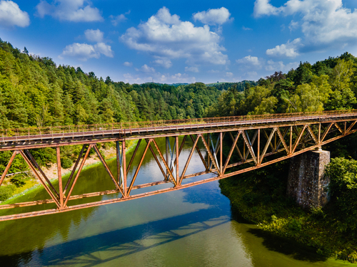 pięknie położony stary most kolejowy nad jeziorem Pilchowickim.  